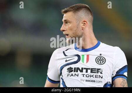 Verona, Italien, 27. August 2021. Milan Skriniar vom FC Internazionale blickt ihm beim Spiel der Serie A im Stadio Marcantonio Bentegodi, Verona, über die Schulter. Bildnachweis sollte lauten: Jonathan Moscrop / Sportimage Stockfoto