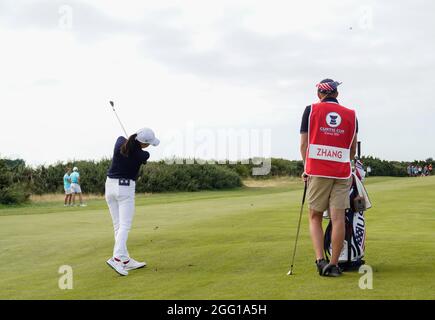 Rose Zhang des US-Teams spielt am 26/8/ im Conwy Golf Club, Conwy, Wales, ihren Schuss auf das 7. Green während des Curtis Cup 2021 Day 1 - Afternoon Fourballs Stockfoto