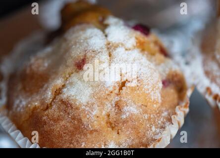 Cranberry Muffin mit kraftvoller Zucker Stockfoto