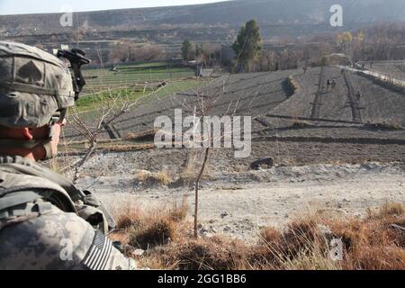 US Army Sgt. Adam Hughes von Gardendail, Ala., 2. Zug, Truppe C, 1. Staffel, 61. Kavallerieregiment, Task Force Panther, sorgt für Sicherheit bei Operationen im Bezirk Sherzad, Provinz Nangarhar, Afghanistan, 27. Dezember 2010. (USA Armee-Foto von SPC. Andy Barrera) Stockfoto