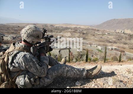 US Army Sgt. Matthew Owens aus Birmingham, Alabama, 2. Zug, Truppe C, 1. Geschwader, 61. Kavallerieregiment, Task Force Panther, scannt seinen Feuersektor mit seinem M-114 Gewehr während Operationen im Sherzad District, Nangarhar Province, Afghanistan, 27. Dezember 2010. (USA Armee-Foto von SPC. Andy Barrera) Stockfoto