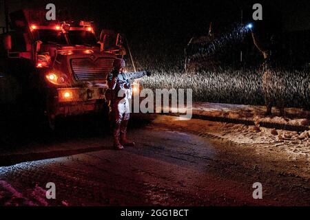 NANGARHAR PROVINZ, Afghanistan – US Army Sgt. Rickey D. Cupp, ein Dienst- und Bergeoffizier aus Albertville, Alabama, beauftragt mit der Weiterleitung der Unterstützungsfirma G, des 2. Bataillons, des 33. Artilleriererieregiments, der Task Force Balls, des 1. Brigadekampfteams, der 101. Luftlandedivision, Der Boden führt einen Wrack zurück zu einem minenresistenten Hinterhalt-geschützten Fahrzeug mit einem Platten Reifen während eines kürzlich stattgefundenen Konvois im Osten Afghanistans am 28. Februar. Die Soldaten reisten auf einer der gefährlichsten Straßen Afghanistans, die die New York Times nannte. (Foto von U.S. Army Sgt. Mark Burrell, 1. Klasse, Task Force Bastogne Stockfoto