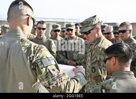 US Army 1st LT. Ryan Lett, rechts, Zugführer des 3rd Platoon, aus Cedar Rapids, Iowa, mit der 832. Engineer Company, 2nd Brigade Combat Team, 34th Infantry Division, Task Force Red Bulls, wendet sich an seine Truppen vor einer potenziell gefährlichen Route-Clearing-Mission des Sanghar Valley auf der Route Philadelphia, März 17, auf der Forward Operationsbasis Mehtar Lam, Afghanistan. Die Firma wurde von einem improvisierten Sprengkörper in den letzten zwei Fällen durch das Tal getroffen, und das Gebiet bleibt eine Brutstätte feindlicher Aktivitäten. Stockfoto