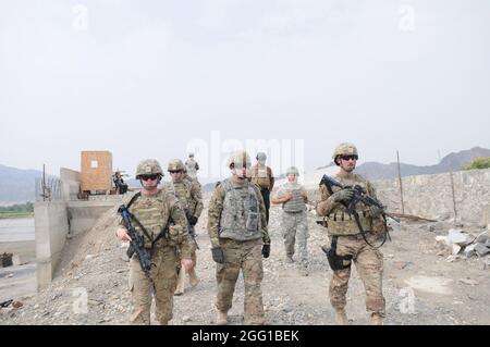 Mitglieder des Wiederaufbauteams der Provinz Nangarhar gehen die westliche Annäherung der Lal’pur-Brücke entlang, 14. August 2011. Obwohl die grundlegende Spannweite der Brücke abgeschlossen war, würde es weitere fünf Monate dauern, bis die Anflüge, die Pflaster- und Stützmauern abgeschlossen waren. (Offizielles Foto/1. LT. Jeff M. Nagin) Stockfoto