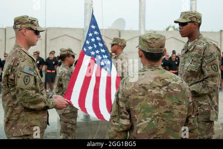 Soldaten der 3. Staffel, des 4. Kavallerieregiments, der 3. Brigade und der 25. Infanteriedivision bereiten sich darauf vor, am 11. September auf der Forward Operative Base Shinwar, Afghanistan, die Flagge zu heben, zu Beginn einer Gedenkfeier 9/11. Die Dienstmitglieder würdigen den New Yorker Feuerwehrmann Stephen Siller, der nach einem heroischen Lauf vom Brooklyn Battery Tunnel zum Ground Zero sein Leben verloren hat. Stockfoto