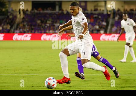 Orlando, Usa. August 2021. Christian Makoun (4 Inter Miami) dribbelt den Ball während des Major League Soccer-Spiels zwischen Orlando City und Inter Miami im Exploria Stadium in Orlando, Florida. KEINE KOMMERZIELLE NUTZUNG. Kredit: SPP Sport Pressefoto. /Alamy Live News Stockfoto