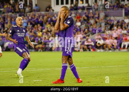 Orlando, Usa. August 2021. Tesho Akindele (13 Orlando City) reagiert darauf, dass er während des Spiels der Major League Soccer zwischen Orlando City und Inter Miami im Exploria Stadium in Orlando, Florida, den Elfmeterstoß verpasst hat. KEINE KOMMERZIELLE NUTZUNG. Kredit: SPP Sport Pressefoto. /Alamy Live News Stockfoto