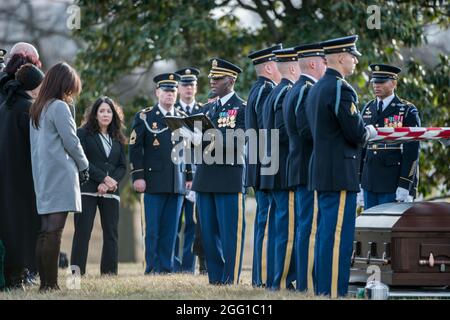 Us-Armee Kaplan Willie Mashack (Maj) gibt Erläuterungen in den Dienst der US-Armee Sgt. 1. Klasse Mihail Golin, in Abschnitt 60 von Arlington National Cemetery, Arlington, Virginia, Jan. 22, 2018. Golin, ein 18 B Special Forces Waffen Sergeant 10 Special Forces Group (Airborne) gestorben 1. Jan., 2018, als Folge der Wunden erlitten während der Kampfhandlungen in der Provinz Nangarhar, Afghanistan engagiert zugeordnet. Golin im Einsatz in Afghanistan im September 2017 mit dem zweiten Bataillon, 10 Special Forces Group, zur Unterstützung der Operation, die die Freiheit des Sentinel. Golin Soldat Jan. 5, 2005 und das wa Stockfoto
