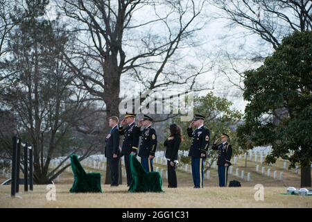 (Von links) unter Sekretär der Armee Ryan McCarthy; stellvertretender Generalstabschef der Armee, General James McConville; Sgt. Maj. der Armee Daniel Dailey, Executive Director der Army National Soldatenfriedhöfe Karen Durham-Aguilera; und Arlington National Friedhof ältere Soldaten Advisor Master Sgt. Todd Parsons; render Ehren während der vollen Ehren Grabstätte Service für die US-Armee Sgt. 1. Klasse Mihail Golin, in Abschnitt 60 von Arlington National Cemetery, Arlington, Virginia, Jan. 22, 2018. Golin, ein 18 B Special Forces Waffen Sergeant 10 Special Forces Group (Airborne) 1. Jan. starb zugeordnet, Stockfoto