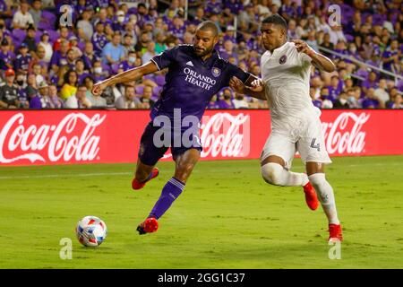 Orlando, Usa. August 2021. Tesho Akindele (13 Orlando City) kämpft während des Major League Soccer-Spiels zwischen Orlando City und Inter Miami im Exploria Stadium in Orlando, Florida, um die Kontrolle über den Ball zu erlangen. KEINE KOMMERZIELLE NUTZUNG. Kredit: SPP Sport Pressefoto. /Alamy Live News Stockfoto