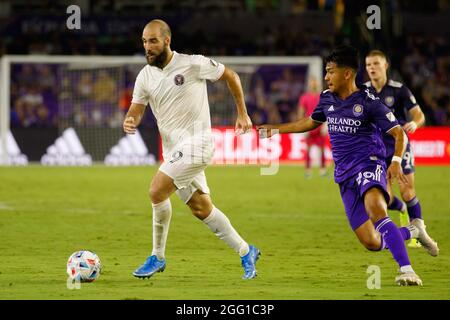 Orlando, Usa. August 2021. Gonzalo Higuain (9 Inter Miami) dribbelt den Ball während des Major League Soccer-Spiels zwischen Orlando City und Inter Miami im Exploria Stadium in Orlando, Florida. KEINE KOMMERZIELLE NUTZUNG. Kredit: SPP Sport Pressefoto. /Alamy Live News Stockfoto