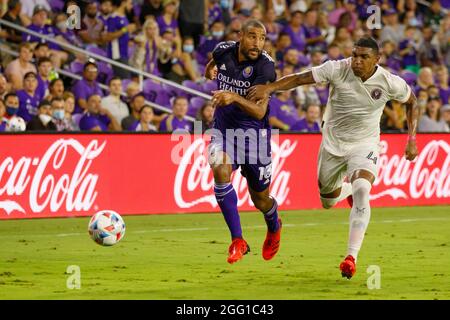 Orlando, Usa. August 2021. Tesho Akindele (13 Orlando City) kämpft während des Major League Soccer-Spiels zwischen Orlando City und Inter Miami im Exploria Stadium in Orlando, Florida, um die Kontrolle über den Ball zu erlangen. KEINE KOMMERZIELLE NUTZUNG. Kredit: SPP Sport Pressefoto. /Alamy Live News Stockfoto