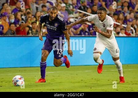 Orlando, Usa. August 2021. Tesho Akindele (13 Orlando City) kämpft während des Major League Soccer-Spiels zwischen Orlando City und Inter Miami im Exploria Stadium in Orlando, Florida, um die Kontrolle über den Ball zu erlangen. KEINE KOMMERZIELLE NUTZUNG. Kredit: SPP Sport Pressefoto. /Alamy Live News Stockfoto