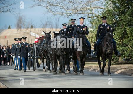 Die US-Armee Ehrengarde, die 3d-US-Infanterie Regiment (Die Alte Garde) Caisson Platoon, und die U.S. Army Band, "Pershing", die Beerdigung von U.S. Army Sgt. 1. Klasse Mihail Golin in Abschnitt 60 von Arlington National Cemetery, Arlington, Virginia, Jan. 22, 2018. Golin, ein 18 B Special Forces Waffen Sergeant 10 Special Forces Group (Airborne) gestorben 1. Jan., 2018, als Folge der Wunden erlitten während der Kampfhandlungen in der Provinz Nangarhar, Afghanistan engagiert zugeordnet. Golin im Einsatz in Afghanistan im September 2017 mit dem zweiten Bataillon, 10 Special Forces Group, in suppo Stockfoto