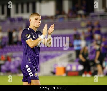 Orlando, Usa. August 2021. Chris Mueller (9 Orlando City) dankt den Fans während des Major League Soccer Spiels zwischen Orlando City und Inter Miami im Exploria Stadium in Orlando, Florida. KEINE KOMMERZIELLE NUTZUNG. Kredit: SPP Sport Pressefoto. /Alamy Live News Stockfoto