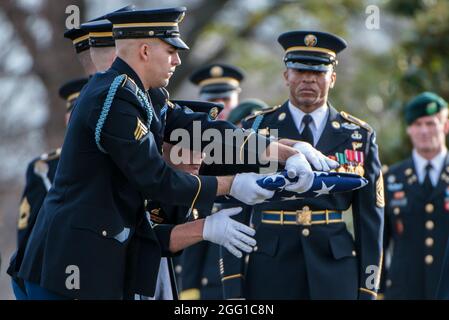 Die US-Armee Ehrengarde, die 3d-US-Infanterie Regiment (Die Alte Garde) Caisson Platoon, und die U.S. Army Band, "Pershing", die Beerdigung von U.S. Army Sgt. 1. Klasse Mihail Golin in Abschnitt 60 von Arlington National Cemetery, Arlington, Virginia, Jan. 22, 2018. Golin, ein 18 B Special Forces Waffen Sergeant 10 Special Forces Group (Airborne) gestorben 1. Jan., 2018, als Folge der Wunden erlitten während der Kampfhandlungen in der Provinz Nangarhar, Afghanistan engagiert zugeordnet. Golin im Einsatz in Afghanistan im September 2017 mit dem zweiten Bataillon, 10 Special Forces Group, in suppo Stockfoto