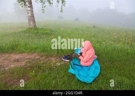 Tourist beim Mittagessen auf der Wiese. Ukraine, karpaten. Stockfoto
