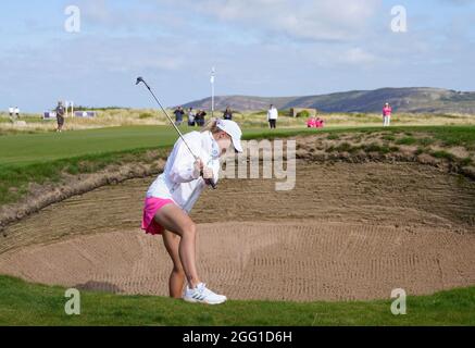 Annabell Fuller von Team GB&I spielt von einem Bunker auf dem 14. Loch während des 2021 Curtis Cup Day 2 - Morning Foursomen im Conwy Golf Club, Conwy, Wales Stockfoto