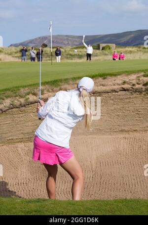 Annabell Fuller von Team GB&I spielt von einem Bunker auf dem 14. Loch während des 2021 Curtis Cup Day 2 - Morning Foursomen im Conwy Golf Club, Conwy, Wales Stockfoto