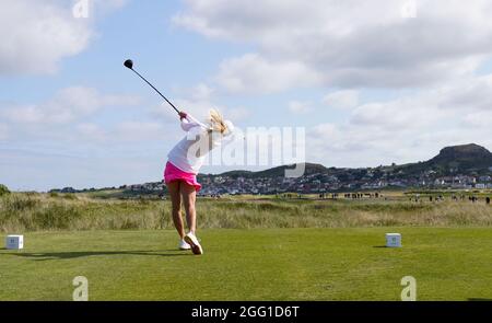 Annabell Fuller vom Team GB&I spielt vom 4. Abschlag während des Curtis Cup Day 2 2021 - Morning Foursomes im Conwy Golf Club, Conwy, Wales am 27/8/21 . Stockfoto