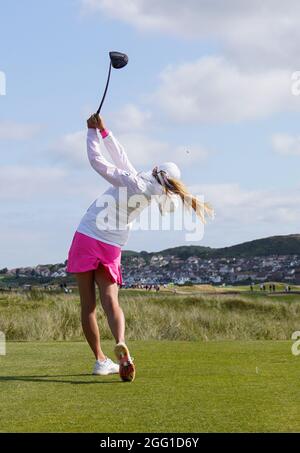 Annabell Fuller vom Team GB&I spielt vom 4. Abschlag während des Curtis Cup Day 2 2021 - Morning Foursomes im Conwy Golf Club, Conwy, Wales am 27/8/21 . Stockfoto