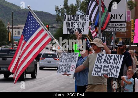 Tucson, Arizona, USA. August 2021. Protest gegen Impfungen und Maskenmandate, die von der Bürgermeisterin von Tucson, Regina Romero, vorgeschlagen wurden. Der Bürgermeister drängt auf obligatorische Impfungen für alle Stadtmitarbeiter sowie maskierte Mandate in öffentlichen Schulen. Bürgermeister Romero hat sich dem Gouverneur von Arizona, Doug Ducey, widersetzt, der das Maskenerlass in den Schulen von Arizona verboten hat. Einige Stadtangestellte, einschließlich Polizei, Feuerwehr und Stadtangestellte, haben sich gegen Zwangsräumungen gewehren. Verschiedene Städte und Städte in Arizona ignorieren das Verbot der Gouverneure, das Eltern, Lehrer und Schulverwalter gegeneinander ausgespielt hat. (Credit Im Stockfoto