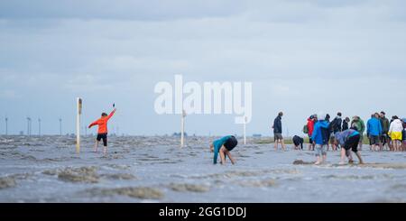Dangast, Deutschland. August 2021. Die Menschen sind am Strand von Dangast. Kredit: Mohssen Assanimoghaddam/dpa/Alamy Live Nachrichten Stockfoto