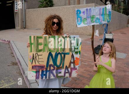 Tucson, Arizona, USA. August 2021. Protest gegen Impfungen und Maskenmandate, die von der Bürgermeisterin von Tucson, Regina Romero, vorgeschlagen wurden. Der Bürgermeister drängt auf obligatorische Impfungen für alle Stadtmitarbeiter sowie maskierte Mandate in öffentlichen Schulen. Bürgermeister Romero hat sich dem Gouverneur von Arizona, Doug Ducey, widersetzt, der das Maskenerlass in den Schulen von Arizona verboten hat. Einige Stadtangestellte, einschließlich Polizei, Feuerwehr und Stadtangestellte, haben sich gegen Zwangsräumungen gewehren. Verschiedene Städte und Städte in Arizona ignorieren das Verbot der Gouverneure, das Eltern, Lehrer und Schulverwalter gegeneinander ausgespielt hat. (Credit Im Stockfoto