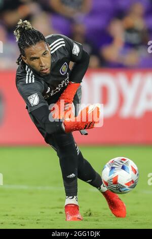 27. August 2021: Torhüter PEDRO GALLESE (1) aus Orlando wirft den Ball während des MLS-Fußballmatches Orlando City gegen Inter Miami am 27. August 2021 im Exploria Stadium in Orlando, FL. (Bild: © Cory Knowlton/ZUMA Press Wire) Stockfoto