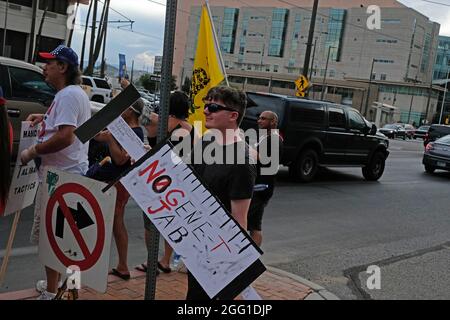 Tucson, Arizona, USA. August 2021. Protest gegen Impfungen und Maskenmandate, die von der Bürgermeisterin von Tucson, Regina Romero, vorgeschlagen wurden. Der Bürgermeister drängt auf obligatorische Impfungen für alle Stadtmitarbeiter sowie maskierte Mandate in öffentlichen Schulen. Bürgermeister Romero hat sich dem Gouverneur von Arizona, Doug Ducey, widersetzt, der das Maskenerlass in den Schulen von Arizona verboten hat. Einige Stadtangestellte, einschließlich Polizei, Feuerwehr und Stadtangestellte, haben sich gegen Zwangsräumungen gewehren. Verschiedene Städte und Städte in Arizona ignorieren das Verbot der Gouverneure, das Eltern, Lehrer und Schulverwalter gegeneinander ausgespielt hat. (Credit Im Stockfoto