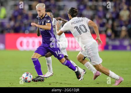 27. August 2021: Orlando City-Stürmer SILVESTER VAN DER WATER (14) tritt beim Fußballspiel MLS Orlando City gegen Inter Miami AM 27. August 2021 im Exploria Stadium in Orlando, FL, um den Ball gegen den Inter Miami Mittelfeldspieler RODOLFO PIZARRO (10) an. (Bild: © Cory Knowlton/ZUMA Press Wire) Stockfoto