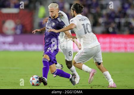 27. August 2021: Orlando City-Stürmer SILVESTER VAN DER WATER (14) tritt beim Fußballspiel MLS Orlando City gegen Inter Miami AM 27. August 2021 im Exploria Stadium in Orlando, FL, um den Ball gegen den Inter Miami Mittelfeldspieler RODOLFO PIZARRO (10) an. (Bild: © Cory Knowlton/ZUMA Press Wire) Stockfoto