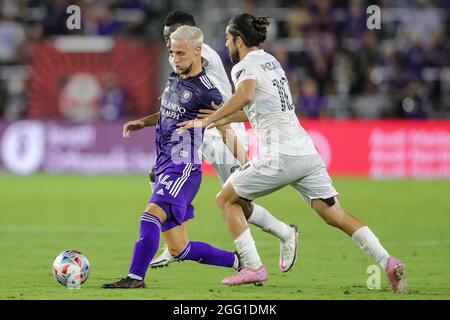 27. August 2021: Orlando City-Stürmer SILVESTER VAN DER WATER (14) tritt beim Fußballspiel MLS Orlando City gegen Inter Miami AM 27. August 2021 im Exploria Stadium in Orlando, FL, um den Ball gegen den Inter Miami Mittelfeldspieler RODOLFO PIZARRO (10) an. (Bild: © Cory Knowlton/ZUMA Press Wire) Stockfoto