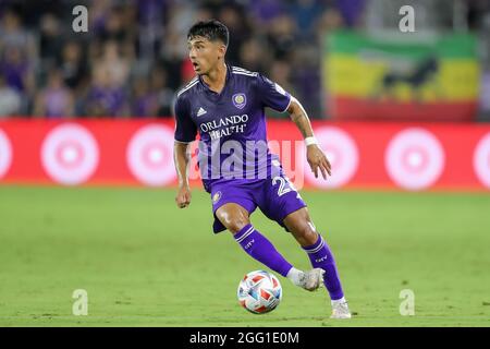 27. August 2021: Der Mittelfeldspieler RAUL AGUILERA (28) von Orlando City steuert den Ball beim Fußballspiel MLS Orlando City gegen Inter Miami am 27. August 2021 im Exploria Stadium in Orlando, FL. (Bild: © Cory Knowlton/ZUMA Press Wire) Stockfoto