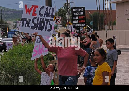 Tucson, Arizona, USA. August 2021. Protest gegen Impfungen und Maskenmandate, die von der Bürgermeisterin von Tucson, Regina Romero, vorgeschlagen wurden. Der Bürgermeister drängt auf obligatorische Impfungen für alle Stadtmitarbeiter sowie maskierte Mandate in öffentlichen Schulen. Bürgermeister Romero hat sich dem Gouverneur von Arizona, Doug Ducey, widersetzt, der das Maskenerlass in den Schulen von Arizona verboten hat. Einige Stadtangestellte, einschließlich Polizei, Feuerwehr und Stadtangestellte, haben sich gegen Zwangsräumungen gewehren. Verschiedene Städte und Städte in Arizona ignorieren das Verbot der Gouverneure, das Eltern, Lehrer und Schulverwalter gegeneinander ausgespielt hat. (Credit Im Stockfoto