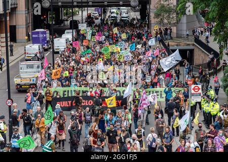Extinction Rebellion's Impossible Rebellion Demonstranten halten Banner und Plakate auf dem Blutgeld-marsch, indem sie die Behauptung der Wirtschaft, die Stadt London sei auf Blutgeld aufgebaut, entkolonialisieren. (Foto von Dave Rushen / SOPA Images/Sipa USA)