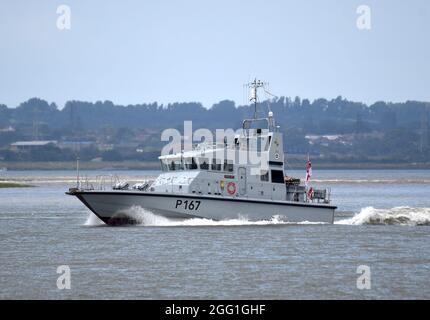 27/08/2021. Gravesend. HMS Exploit (P167) ein Patrouillenboot der Royal Navy Archer-Klasse, das in Gravesend Reach das Tempo vorgibt. Stockfoto