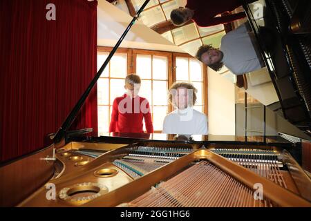 Phil Schaller und Valentin Kuhn bei den Proben zur 4. Windflüchter Charity Gala zu Gunsten der Stiftung ‚Betroffen‘ im Carl-Wilhelm-Scheele-Saal – HO Stockfoto