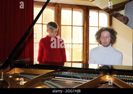 Phil Schaller und Valentin Kuhn bei den Proben zur 4. Windflüchter Charity Gala zu Gunsten der Stiftung ‚Betroffen‘ im Carl-Wilhelm-Scheele-Saal – HO Stockfoto
