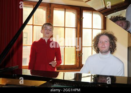 Phil Schaller und Valentin Kuhn bei den Proben zur 4. Windflüchter Charity Gala zu Gunsten der Stiftung ‚Betroffen‘ im Carl-Wilhelm-Scheele-Saal – HO Stockfoto