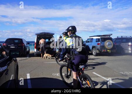 Polizei auf Fahrrädern patrouilliert Bondi Beach während der Sperrung Stockfoto