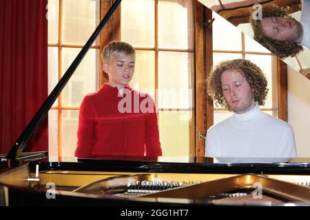 Phil Schaller und Valentin Kuhn bei den Proben zur 4. Windflüchter Charity Gala zu Gunsten der Stiftung ‚Betroffen‘ im Carl-Wilhelm-Scheele-Saal – HO Stockfoto