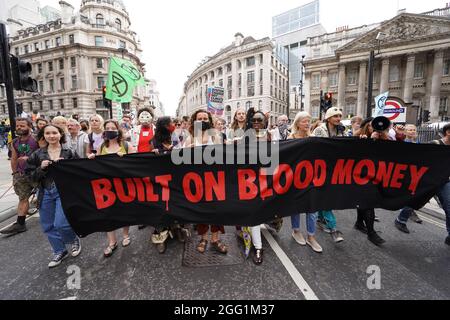 Aktenfoto vom 27/08/21 von Demonstranten während eines Protestes von Mitgliedern der Extinction Rebellion bei der Bank of England in der City of London. Insgesamt 100 Banner, 300 Meter Stoff und mehr als 20 Liter Farbe werden in den zwei Wochen der Proteste der Umweltgruppe Extinction Rebellion in der Hauptstadt eingesetzt. Ausgabedatum: Samstag, 28. August 2021. Stockfoto