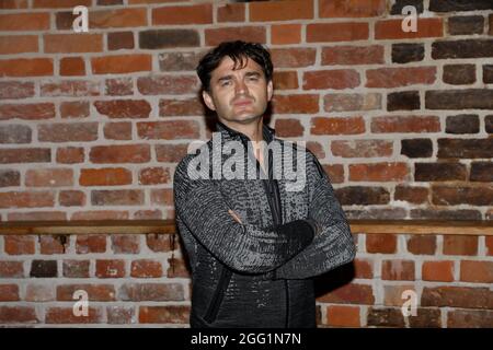 Lenn Kudrjawizki bei den Proben zur 4. Windflüchter Charity Gala zu Gunsten der Stiftung ‚Betroffen‘ im Carl-Wilhelm-Scheele-Saal – HOTEL SCHEELEHOF.S Stockfoto