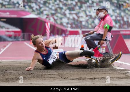 TOKIO, JAPAN - 28. AUGUST: Marie-Amelie le fur aus Frankreich tritt beim Frauen-Weitsprung an - T64 während der Paralympischen Spiele von Tokio 2020 im Olympiastadion am 28. August 2021 in Tokio, Japan (Foto von Helene Wiesenhaan/Orange Picics) NOCNSF Atletiekunie Credit: Orange Pics BV/Alamy Live News Stockfoto