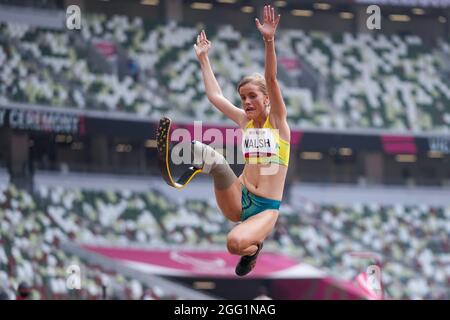 TOKIO, JAPAN - 28. AUGUST: Sarah Walsh aus Australien tritt beim Women's Long Jump an - T64 während der Paralympischen Spiele von Tokio 2020 im Olympiastadion am 28. August 2021 in Tokio, Japan (Foto: Helene Wiesenhaan/Orange Picics) NOCNSF Atletiekunie Credit: Orange Pics BV/Alamy Live News Stockfoto