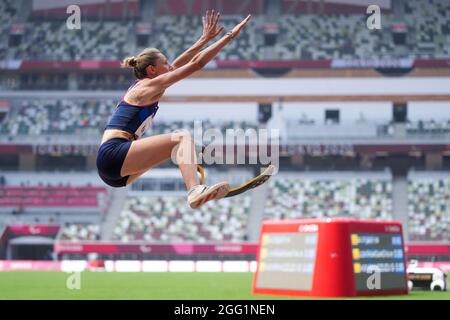 TOKIO, JAPAN - 28. AUGUST: Marie-Amelie le fur aus Frankreich tritt beim Frauen-Weitsprung an - T64 während der Paralympischen Spiele von Tokio 2020 im Olympiastadion am 28. August 2021 in Tokio, Japan (Foto von Helene Wiesenhaan/Orange Picics) NOCNSF Atletiekunie Credit: Orange Pics BV/Alamy Live News Stockfoto