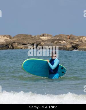 Tel Aviv, Israel - 15. August 2021: Ein junger Mann, der an einem klaren, sonnigen Tag in Tel Aviv surft. Stockfoto