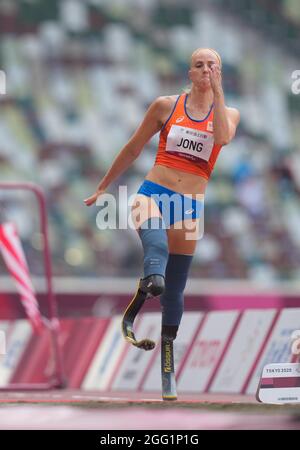 28. August 2021: Fleur Jong aus dem Niederländischen beim Weitsprung während der Leichtathletik bei den Paralympics in Tokio, Olympiastadion in Tokio, Japan. Kim Price/CSM Credit: CAL Sport Media/Alamy Live News Stockfoto