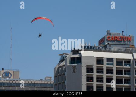 Tel Aviv, Israel - 15. August 2021: Motorgleitschirmfliegen über den Hotels an der Küste von Tel Aviv, Israel. Stockfoto
